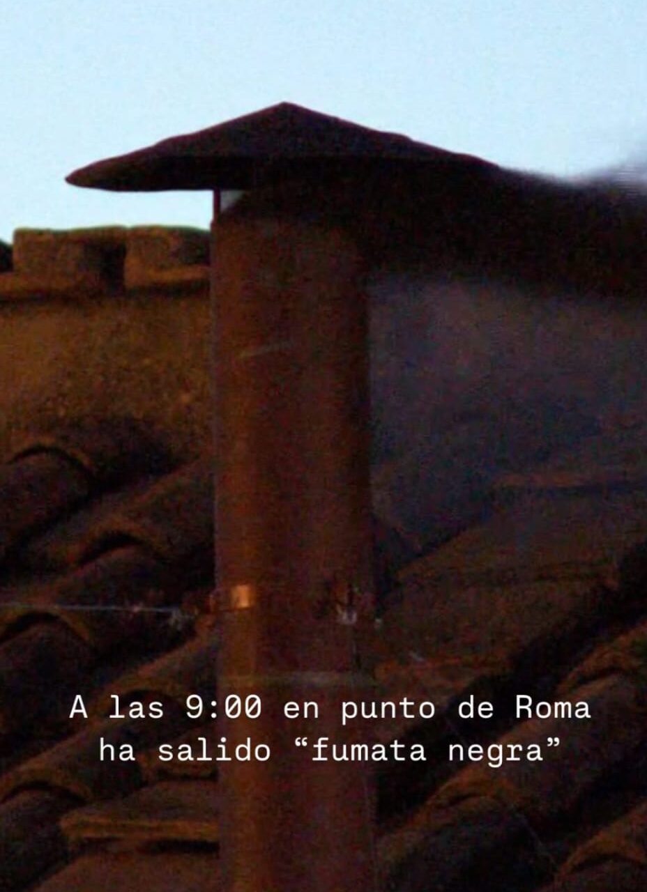 Chimenea de la Capilla Sixtina emitiendo fumata negra, indicando que no se ha elegido al nuevo Papa.